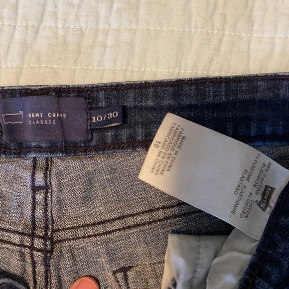 Size 10 Cutoff Levi Jean Shorts - Picture 3 of 3